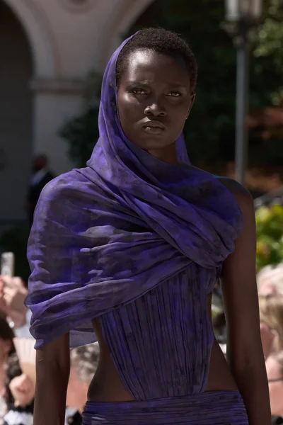 Look 100